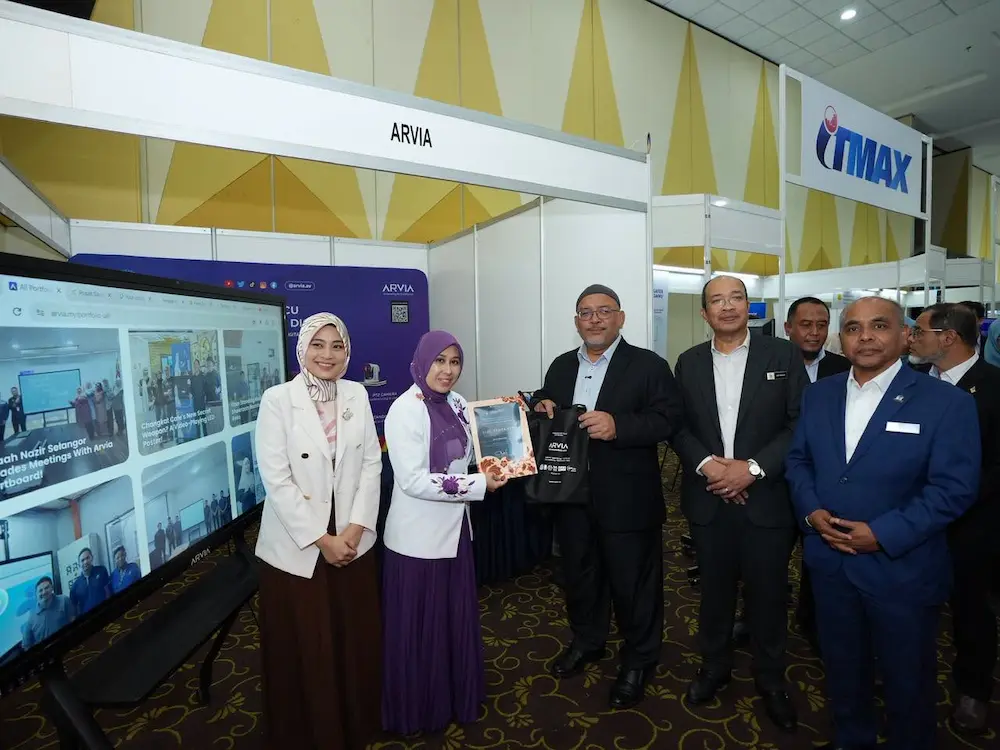 Arvia team with Dato Wan Sukairi and the PLANMalaysia leadership at the smart city Terengganu partnership event