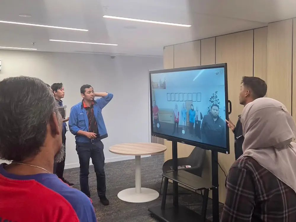 Smartboard AI Arvia Bangsar camera tracking the speaker during a meeting at TNB Genco