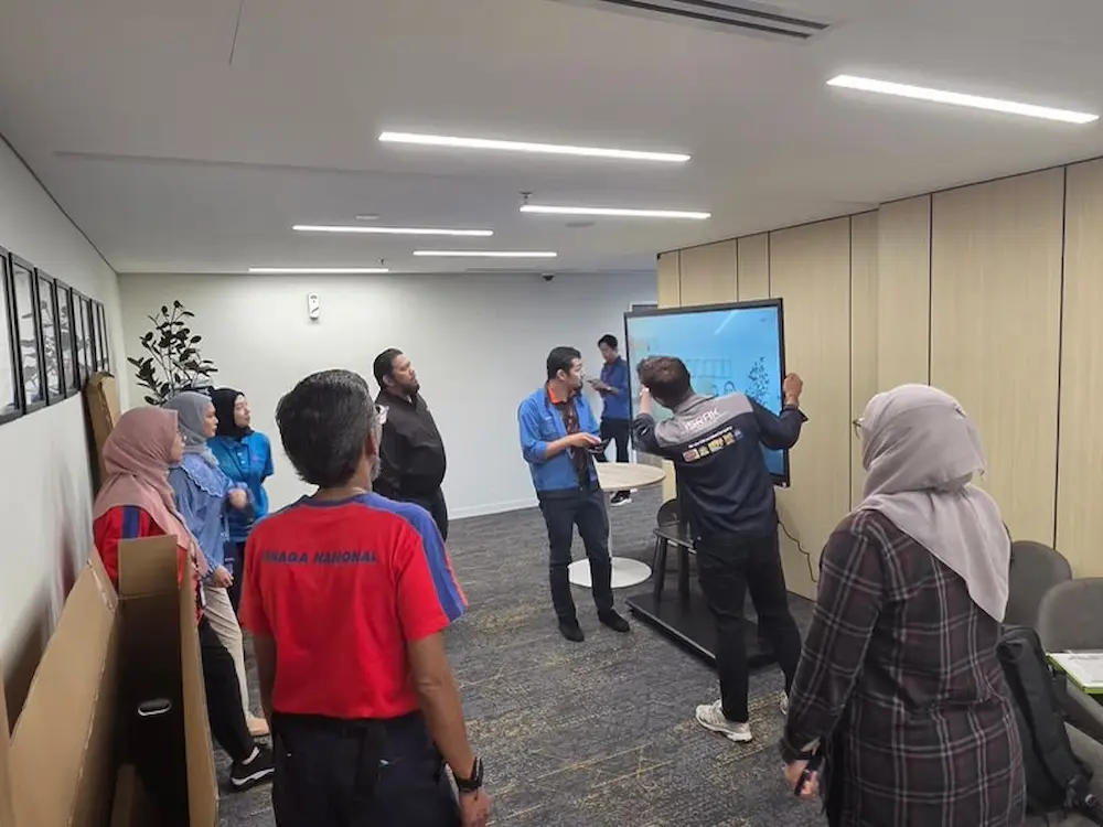 Arvia team with TNB Genco staff at Bangsar after the smartboard AI Arvia installation
