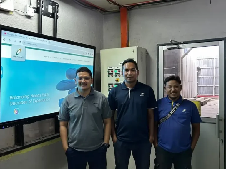 Smartboard AI Arvia BERNAS Kedah team with Padiberas Nasional Berhad staff