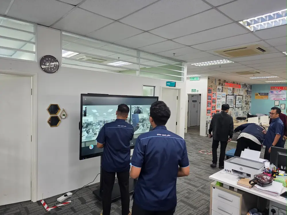 Staff testing AI auto tracking voice camera on Smartboard AI Arvia MBK Kuantan