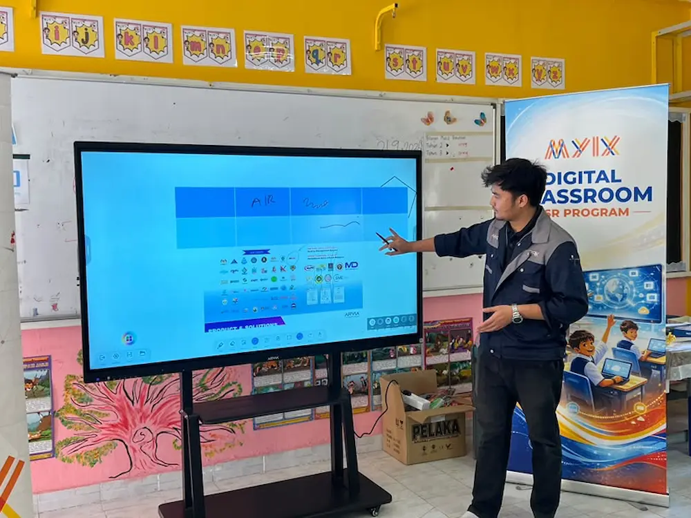 Cikgu annotate directly on Smartboard AI Arvia at SK Pos Brooke