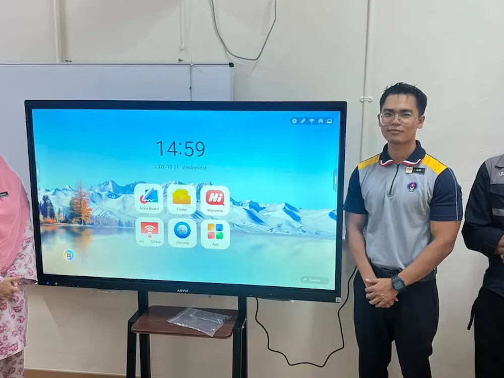 Arvia team with SK PPKI Taiping teacher after the AI smartboard for special education installation