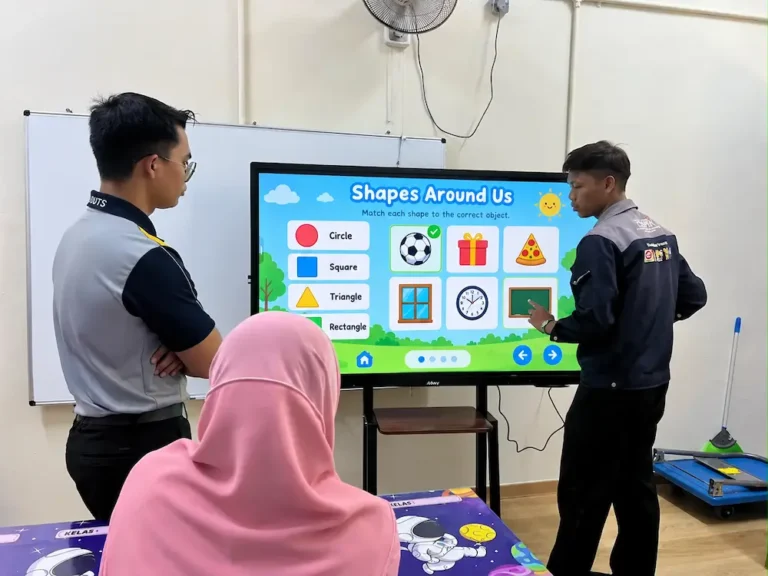Israk Solutions team demonstrating over 20 touchpoints on the smartboard AI Perak at SK PPKI Taiping